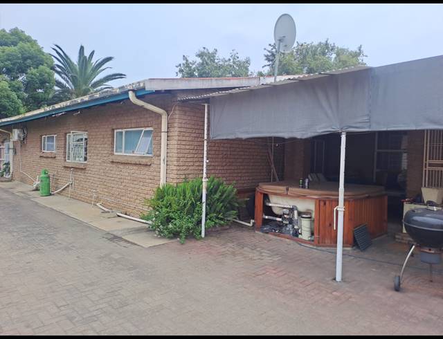 15 BEDROOM HOUSE FOR SALE IN OOS EINDE